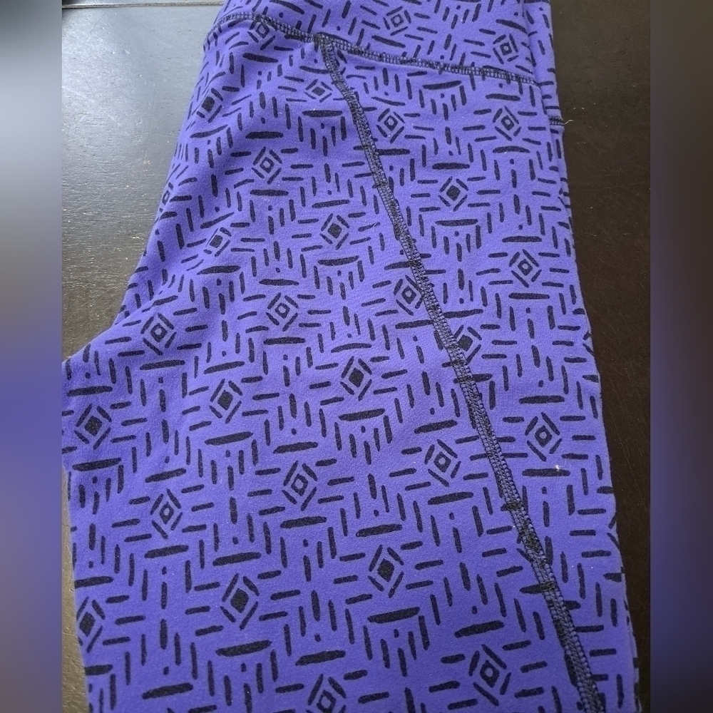 Lucy Capri Purple & Black Leggings. Size S
